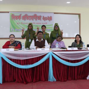 বিতর্ক প্রতিযোগিতা-২০২৪ অনুষ্ঠানের বিচারক মহোদয় এর সাথে বিজয়ী দলের খণ্ড চিত্র