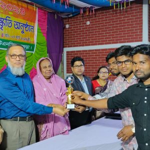 স্টুডেন্ট উইকস-২০২৪ ফুটবল টুর্নামেন্ট এর রানার্সআপ দলকে পুরষ্কার তুলে দিচ্ছেন অতিথি মহোদয়