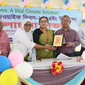 অধ্যক্ষ, টিএনসি মহোদয় এর নিকট হতে সম্মাননা জ্ঞাপক ক্রেস্ট গ্রহন করছেন অনুষ্ঠানে বিশেষ অতিথি ডাঃ শামসুজ্জামান, সহকারী পরিচালক(সিসি) এন্ড জেলা পরামর্শক(এফপিসিএস কিউআইটি) জেলা পরিবার পরিকল্পনা কর্মকর্তা,বগুড়া